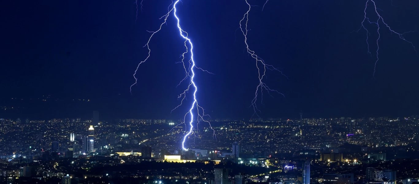 Καιρός: Πάνω από 6.500 κεραυνοί έπεσαν μέσα σε οκτώ ώρες στην Ελλάδα